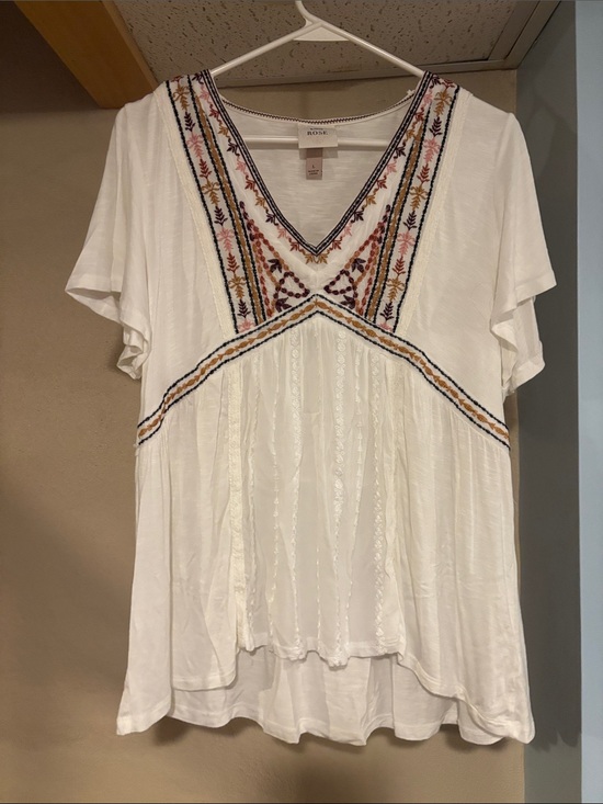 Knox Rose Tops - Knox Rose White V-Neck Embroidered Short Sleeve Tunic